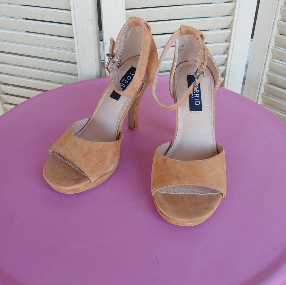 Nude Size 7W Nude Heels